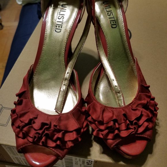 Unlisted Red Satin Platform Pumps. - Picture 1 of 6